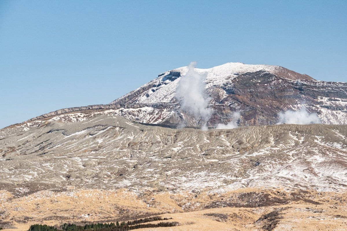 Volcanic landscape with steaming vents at Owakudani — Japan volcano tourism guide covering Sakurajima, Mount Aso, and Hakone