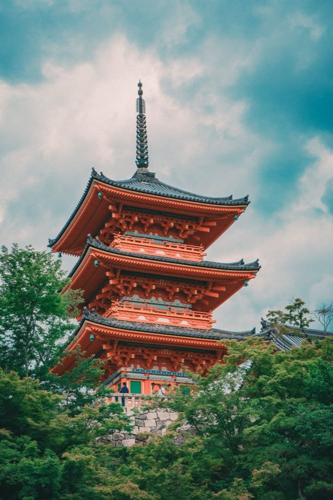 La pagode rouge du Kiyomizu-dera à Kyoto parmi les arbres