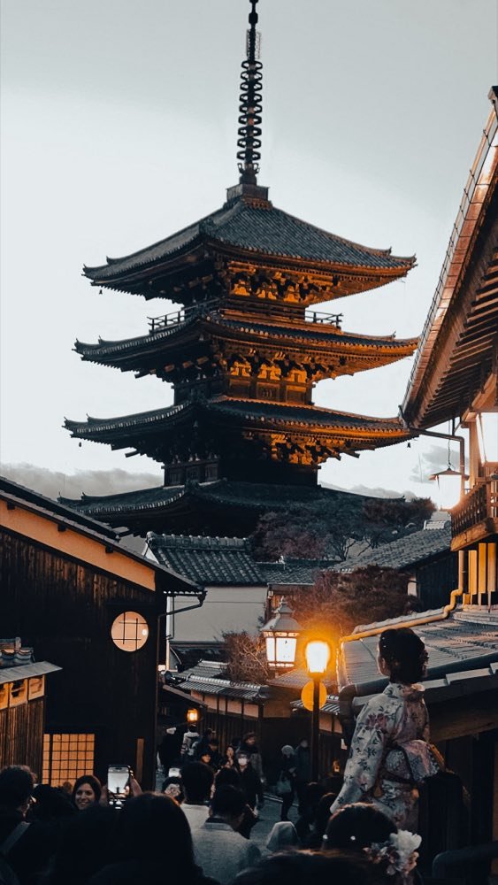 La pagode Yasaka au crépuscule au-dessus des rues en bois de Higashiyama, Kyoto