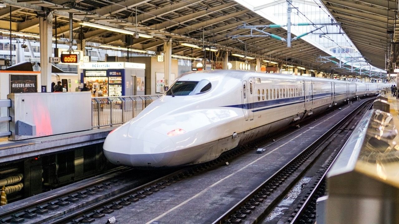 La gare de Tokyo sous un ciel bleu - itinéraire Japon 2 semaines