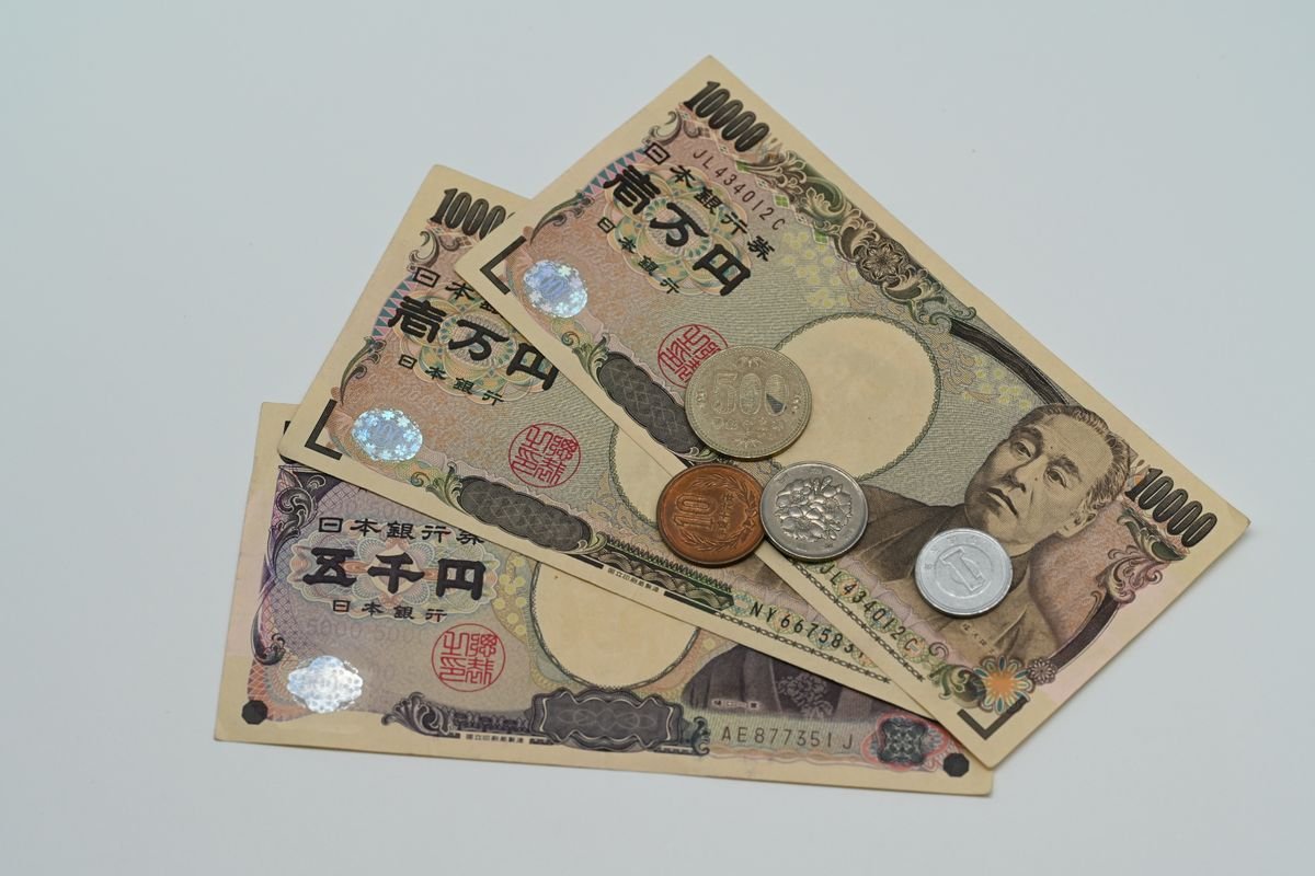 Japanese yen banknotes and coins including 5,000 and 10,000 yen notes