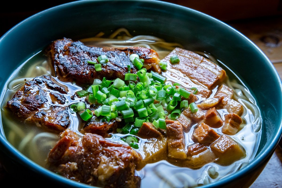 Bowl of Japanese noodle soup with pork and vegetables — Nagasaki champon noodles