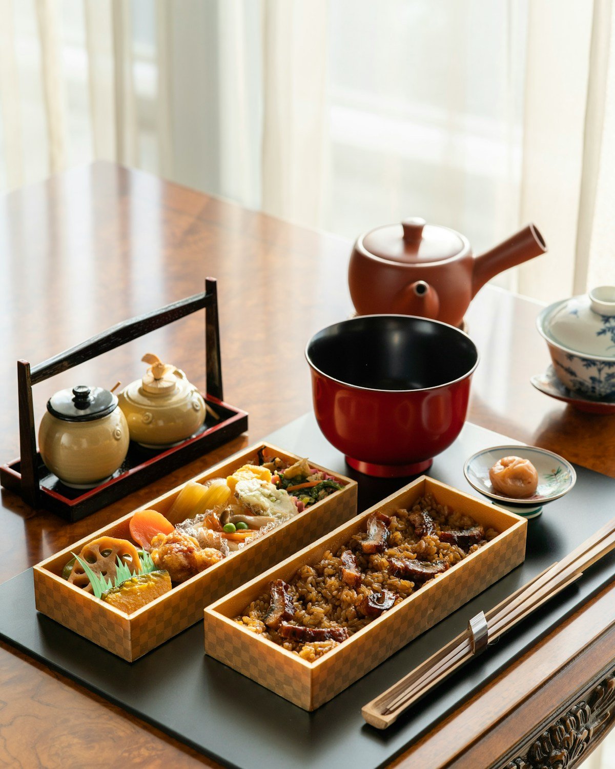 Traditional Japanese wooden tray with hitsumabushi eel rice and teapot — Nagoya food