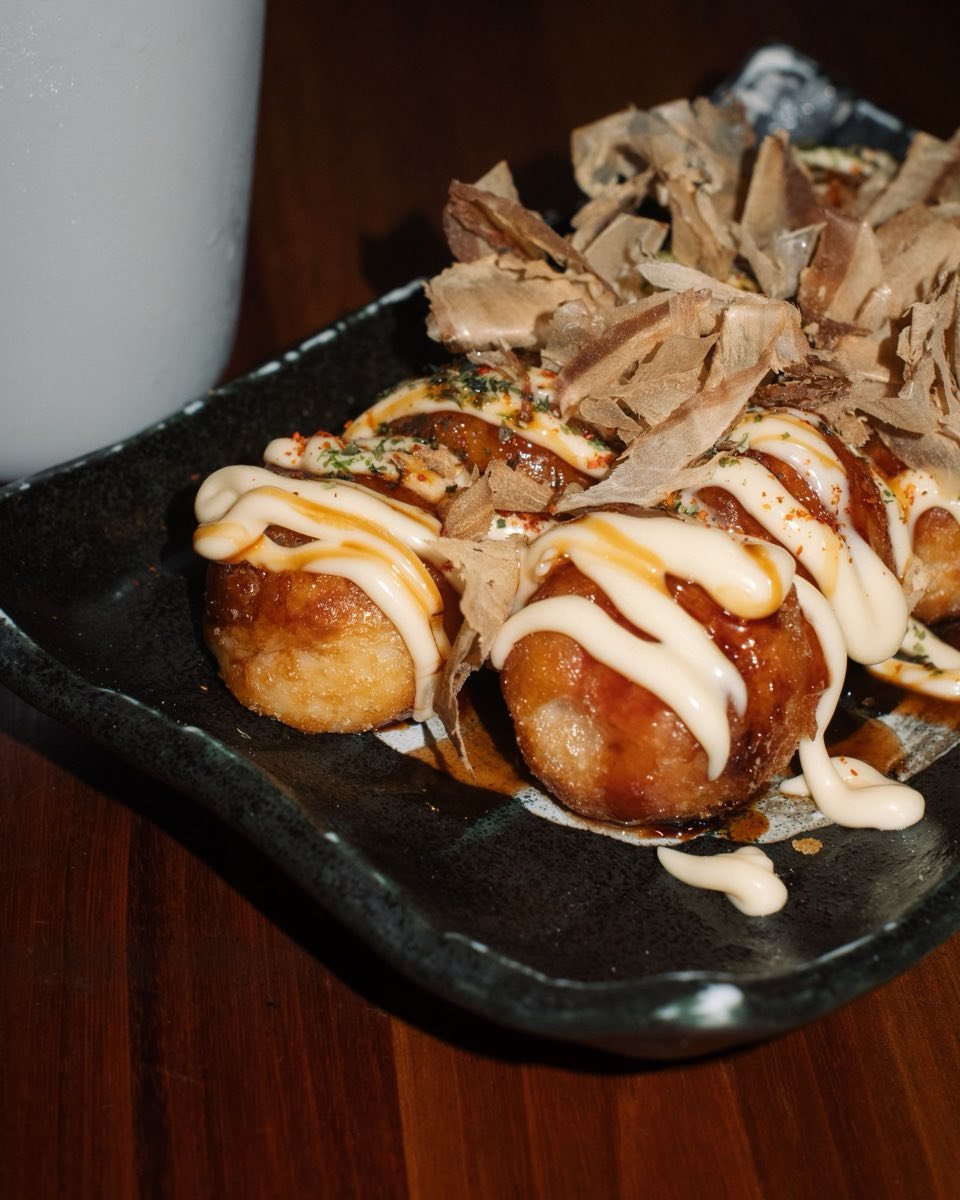 Takoyaki au mayonnaise et flocons de bonite sur une assiette