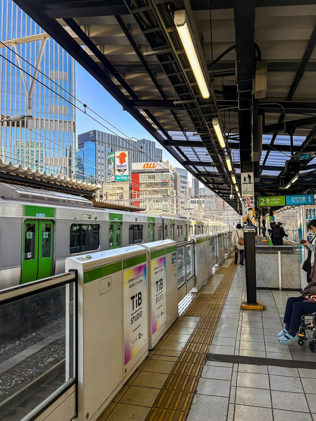 Tokyo subway station platform — Suica and IC card guide Japan