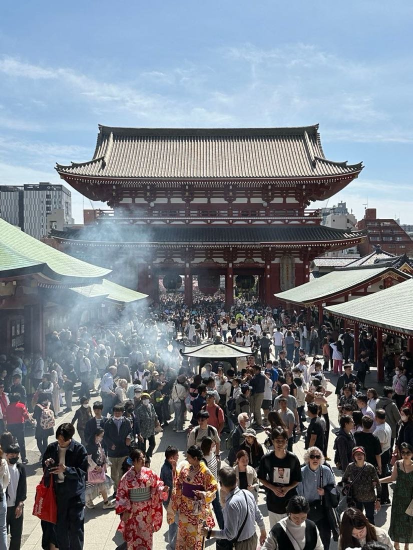 Crowds of visitors in front of Hozomon Gate at Senso-ji, Tokyo