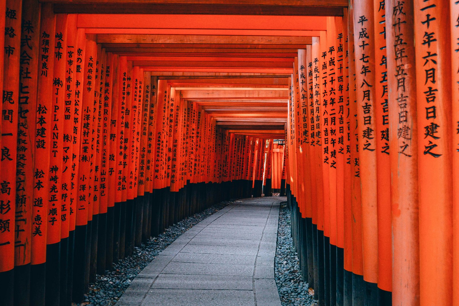 Path lined with red torii gates at Fushimi Inari shrine, Kyoto — Japan etiquette guide