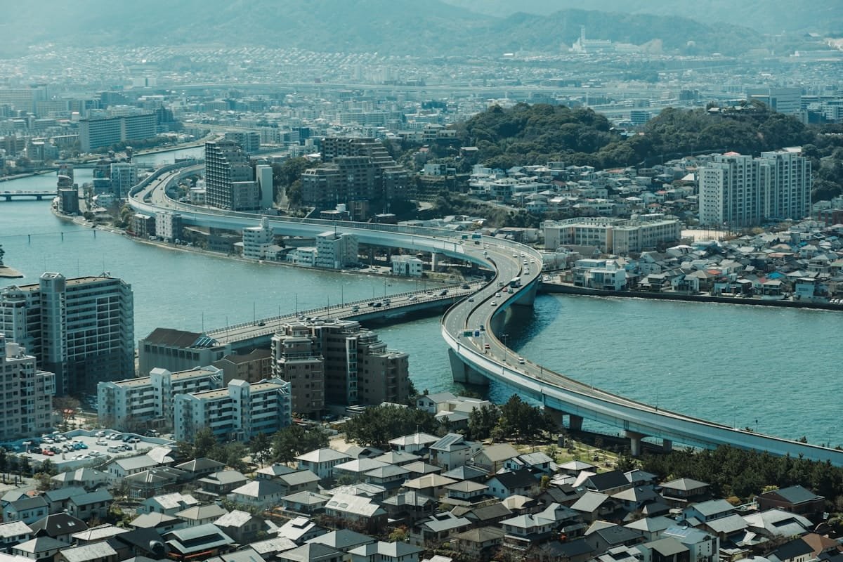 Rivière avec pont et bâtiments à Fukuoka, Japon — guide hébergement