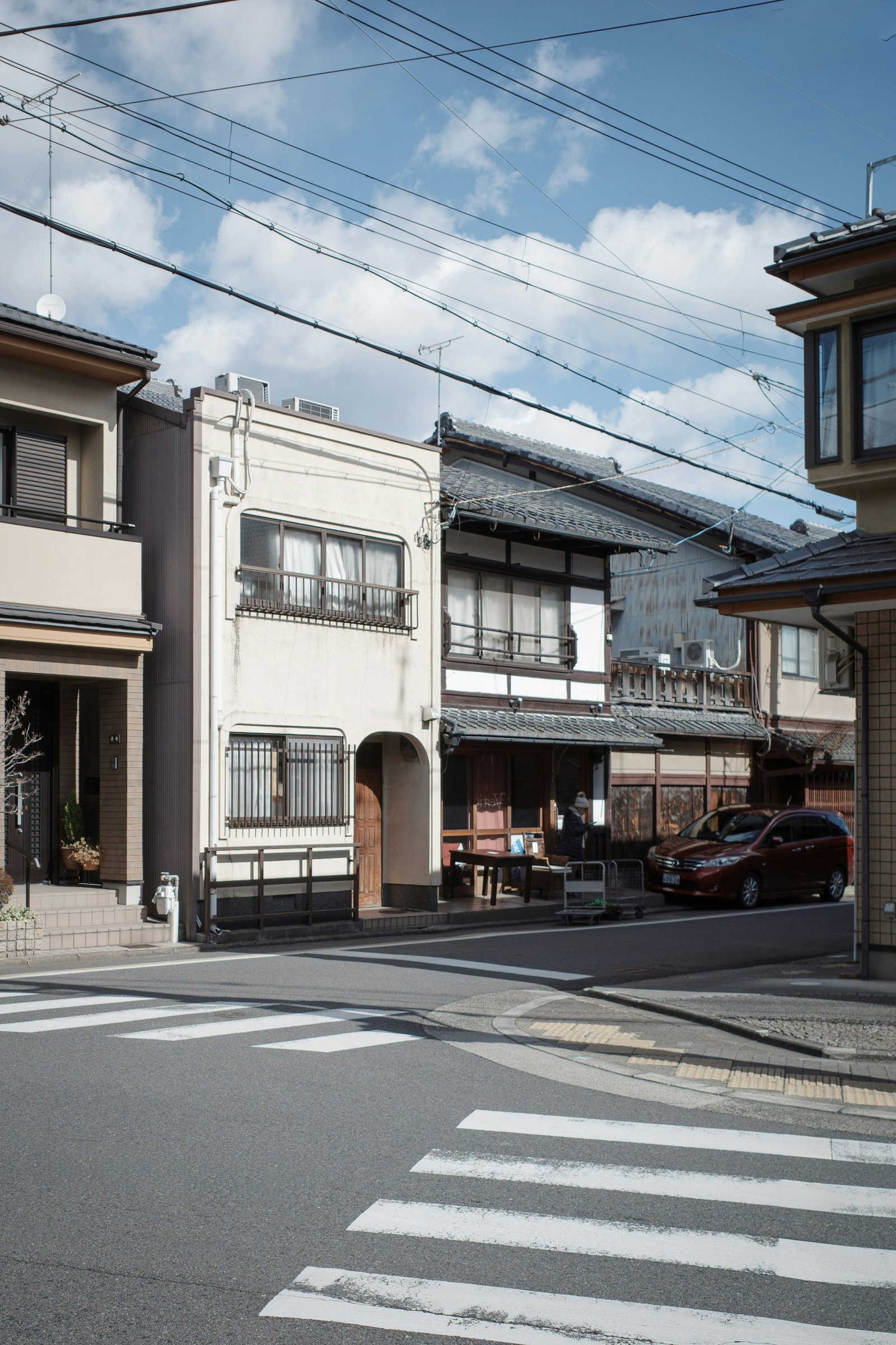 Ruelle résidentielle calme avec maisons japonaises traditionnelles et modernes à Kyoto