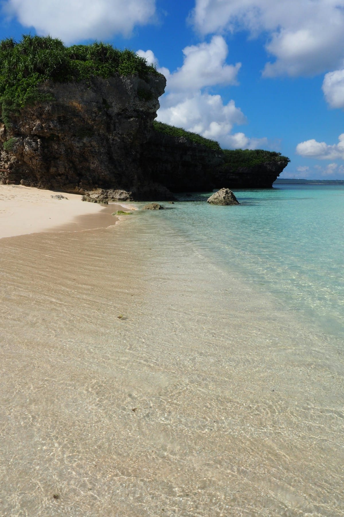 Plage de sable avec formation rocheuse à Sunayama, Miyakojima Okinawa Japon