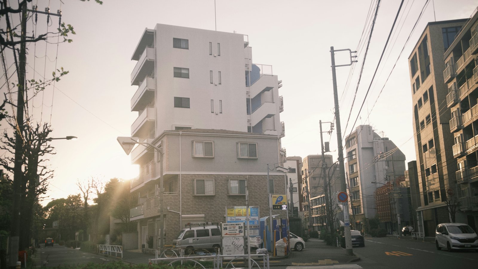 Immeubles d'appartements résidentiels dans une rue au coucher du soleil à Meguro, Tokyo Japon